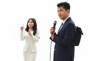 社交平台取关事件封面：深夜手机屏幕上的关注列表变化