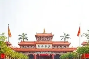 演唱会退票事件梳理封面：场馆看台与电子票根叠放的构图